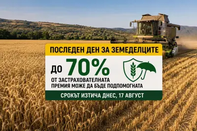 Фермер работи на лаптоп с гледка към земеделски ниви
