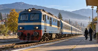 Пътнически влак на гара с планински пейзаж в есенна утрин